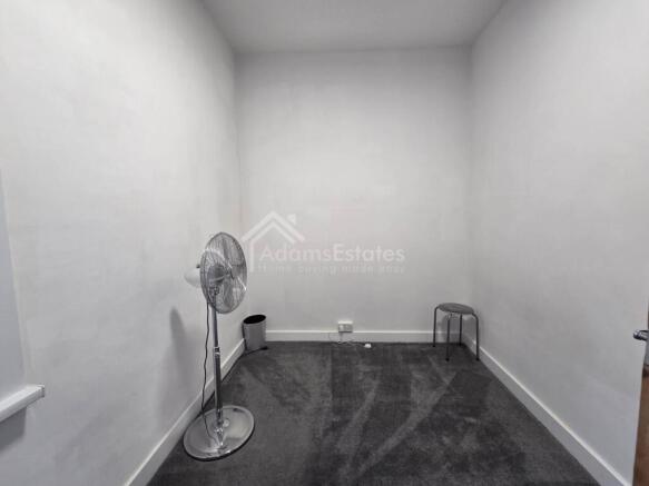 4 bed Semi-Detached to rent Image 8