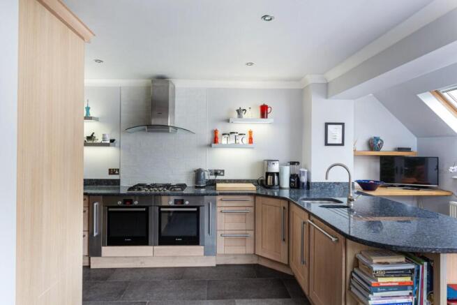 5 bed Detached for sale Image 7
