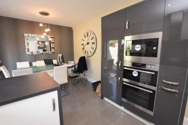 4 bed Detached to rent Image 5