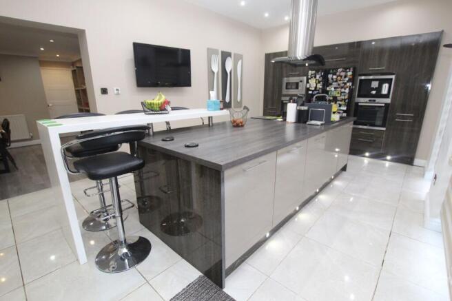 Kitchen (with island)