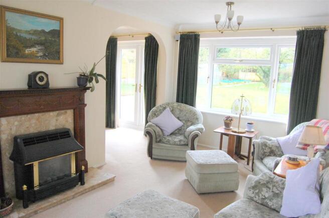 L-SHAPED LIVING ROOM