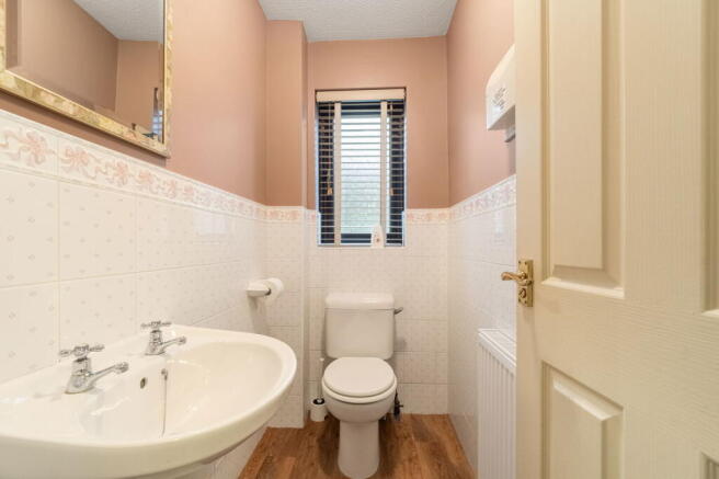5 bed Detached for sale Image 8