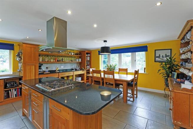 6 bed Detached for sale Image 9