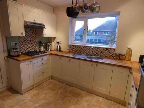 FITTED KITCHEN