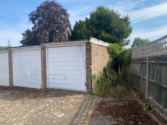 garage 6 The Paddocks 3.jpg