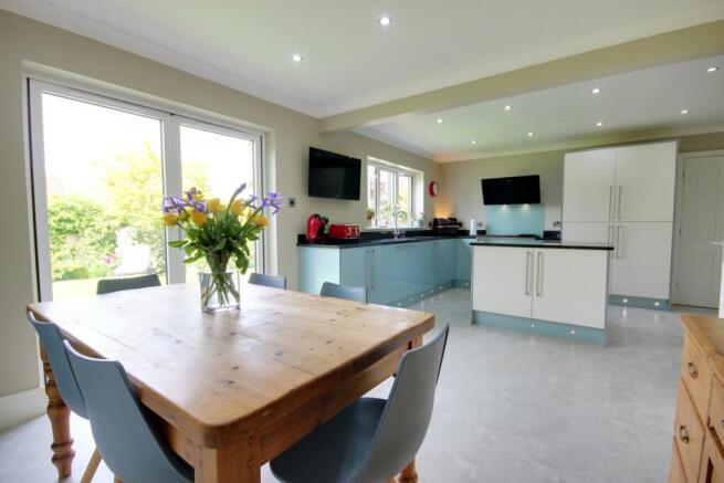 5 bed Detached for sale Image 6