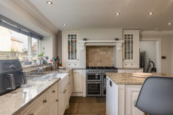 4 bed Detached for sale Image 5