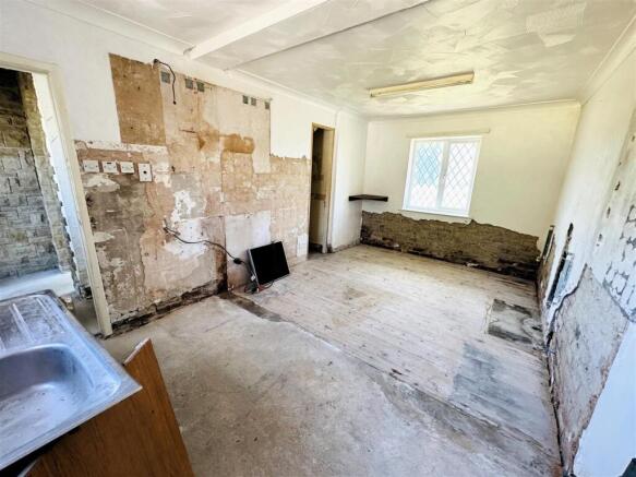 4 bed Semi-Detached for sale Image 7