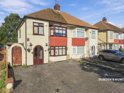 Wensleydale Avenue, Clayhall, IG5