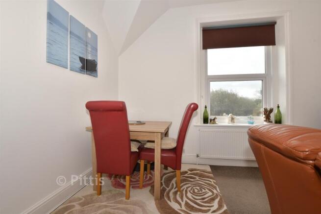 Lounge/Dining Area