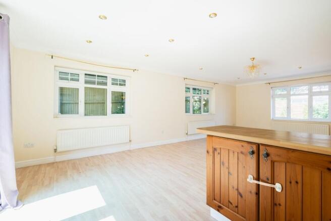 6 bed Detached for sale Image 12