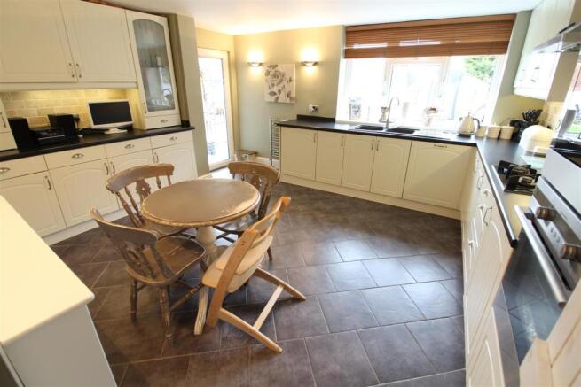 KITCHEN/BREAKFAST ROOM