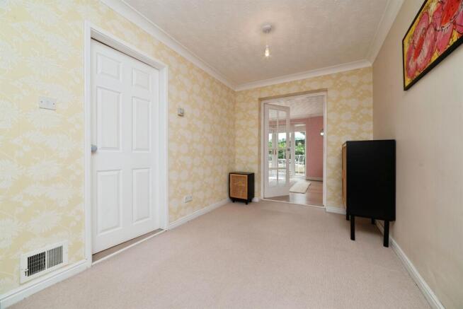 3 bed Semi-Detached for sale Image 6
