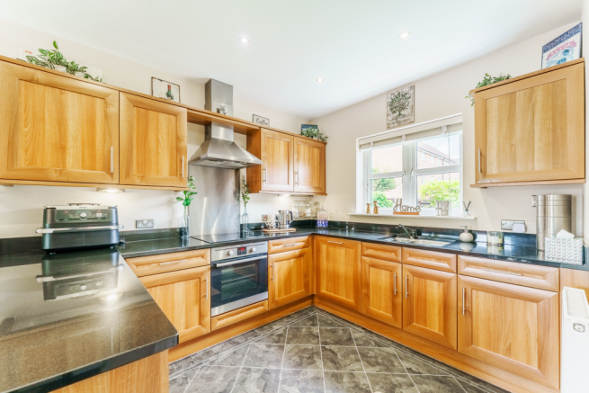 5 bed Detached for sale Image 12