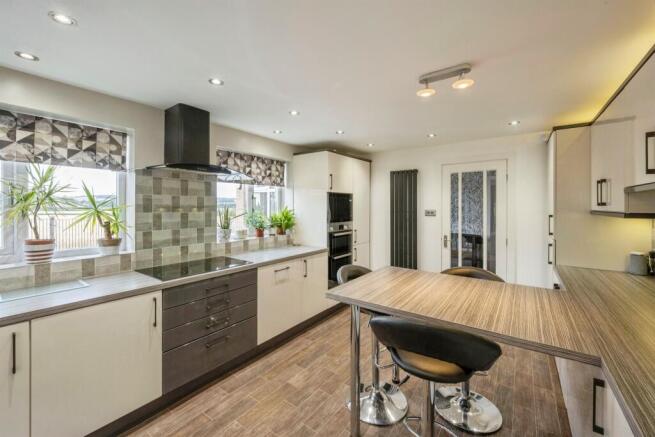 4 bed Detached for sale Image 11