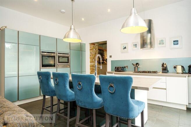 4 bed Detached for sale Image 4