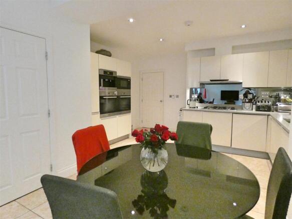 Kitchen/Dining Room: