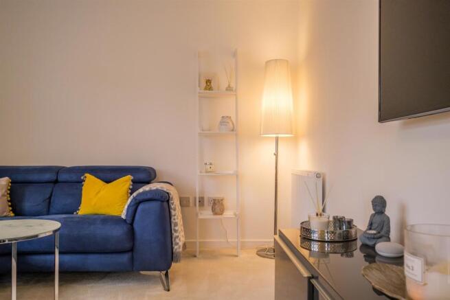 011-2_Hunterfield_Place_Carluke_ML84GY.jpg