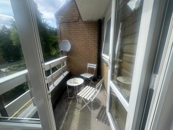 2 bed Apartment to rent Image 8