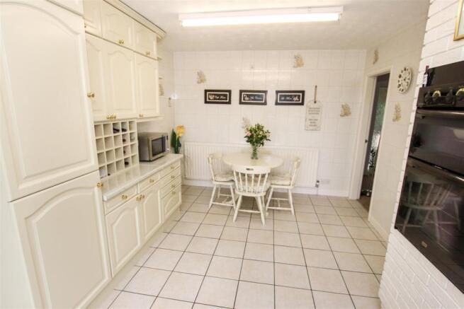 FITTED KITCHEN / BREAKFAST ROOM