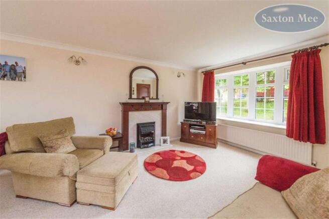WELL PROPORTIONED LOUNGE/DINING ROOM