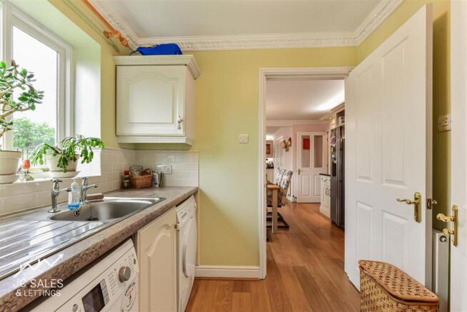 4 bed House for sale Image 8