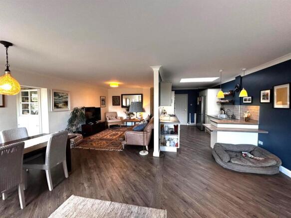 OPEN PLAN KITCHEN, DINER, & LOUNGE