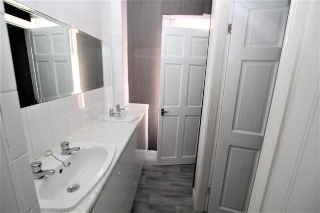 5 bed House to rent Image 6