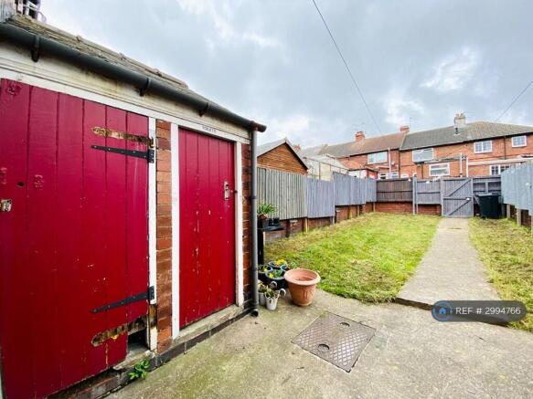 2 bed Terraced to rent Image 6