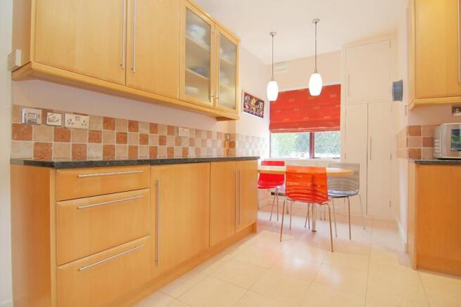 6 bed Detached for sale Image 7