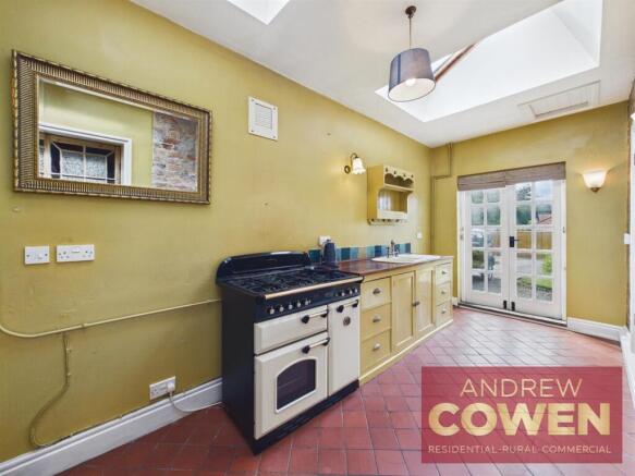 4 bed House for sale Image 10