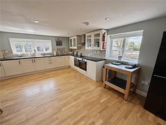 5 bed Detached for sale Image 6