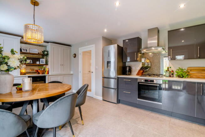 4 bed Semi-Detached for sale Image 10