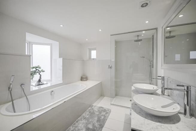 EN SUITE BATHROOM