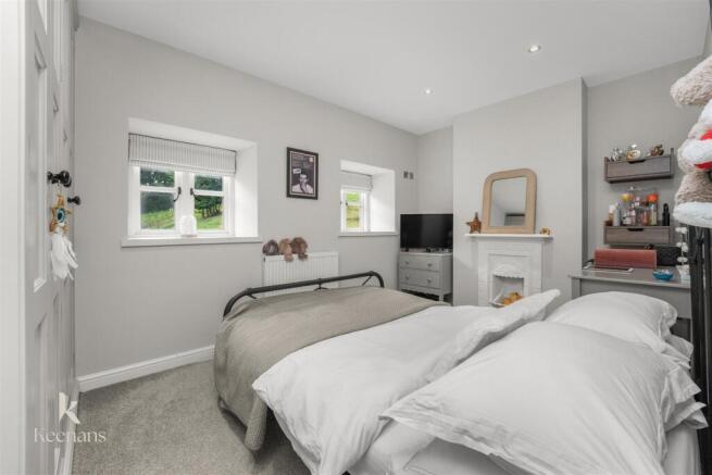 5 bed Detached for sale Image 12