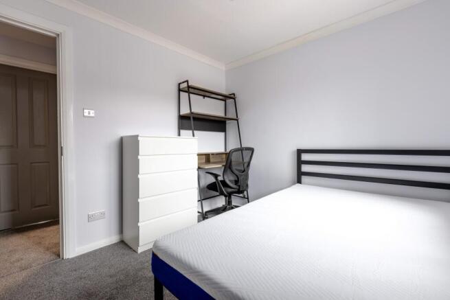 3 bed Flat to rent Image 2