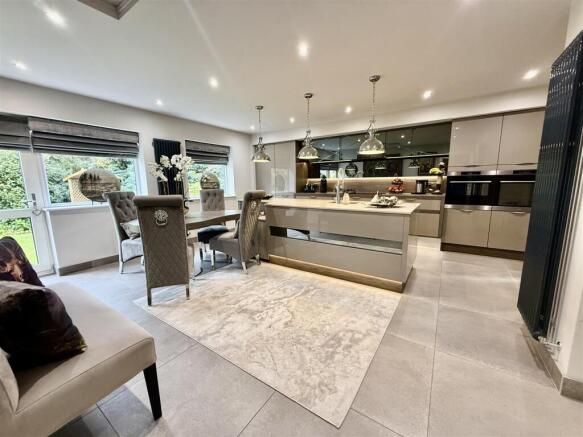 KITCHEN & DINING AREA