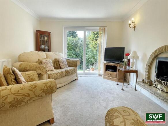 LOUNGE/DINING ROOM
