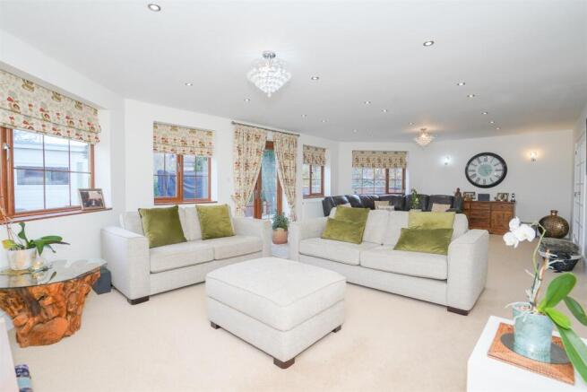1 Oak Tree Close Leamington Spa-13.jpg
