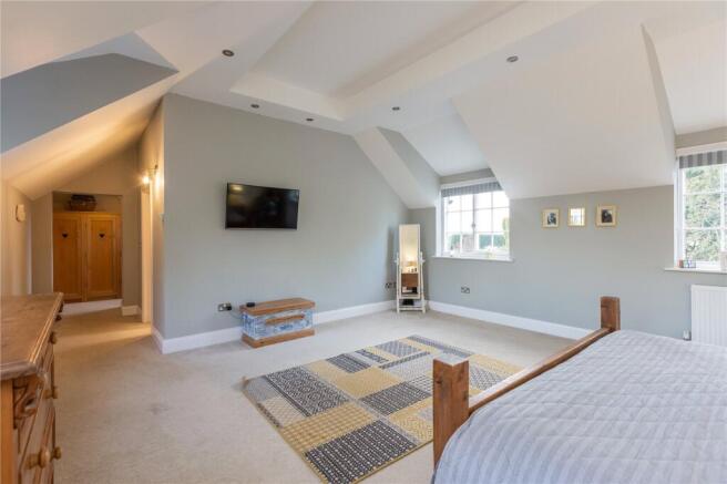 5 bed Detached for sale Image 9