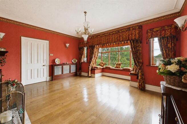 5 bed Detached for sale Image 7