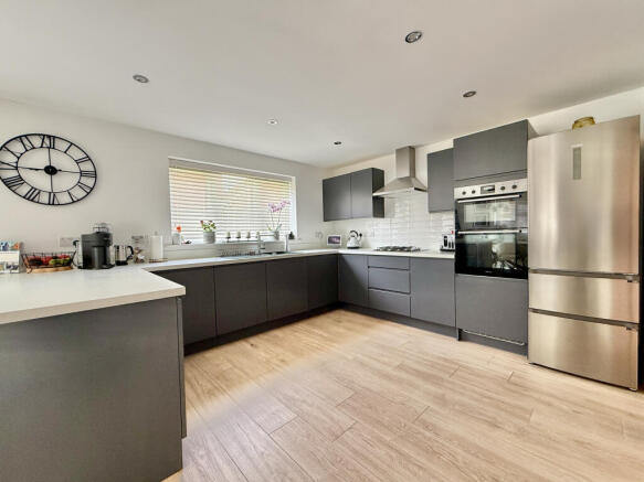 5 bed Detached for sale Image 4
