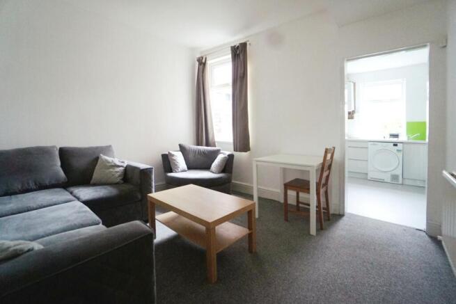 4 bed Terraced to rent Image 2