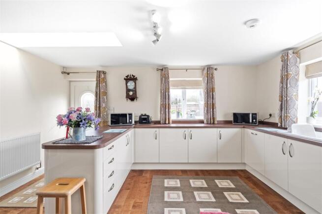 4 bed Detached for sale Image 9