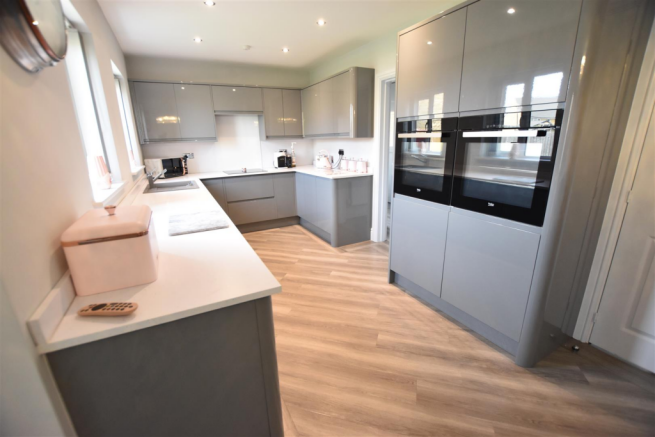 LIVING KITCHEN DINER (L-SHAPED)