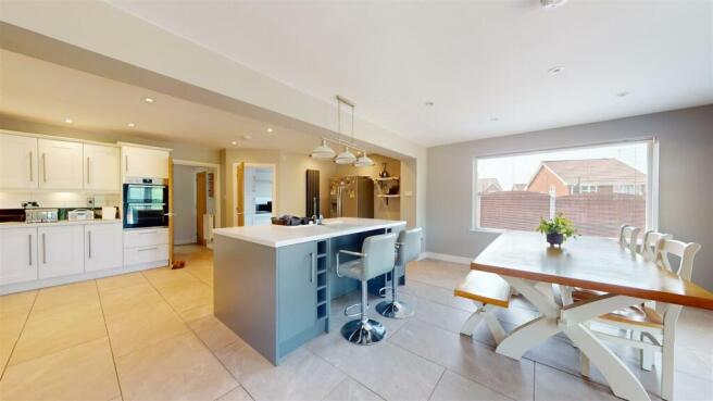 KITCHEN/FAMILY ROOM