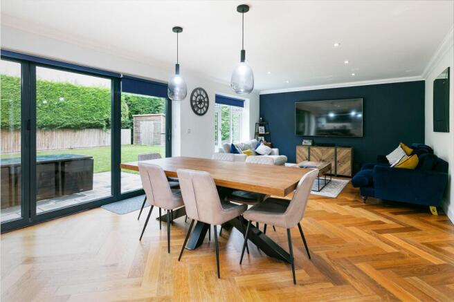 5 bed Detached for sale Image 8