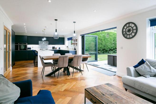 5 bed Detached for sale Image 10