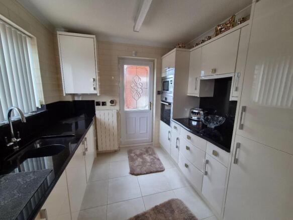 3 bed Semi-Detached to rent Image 4