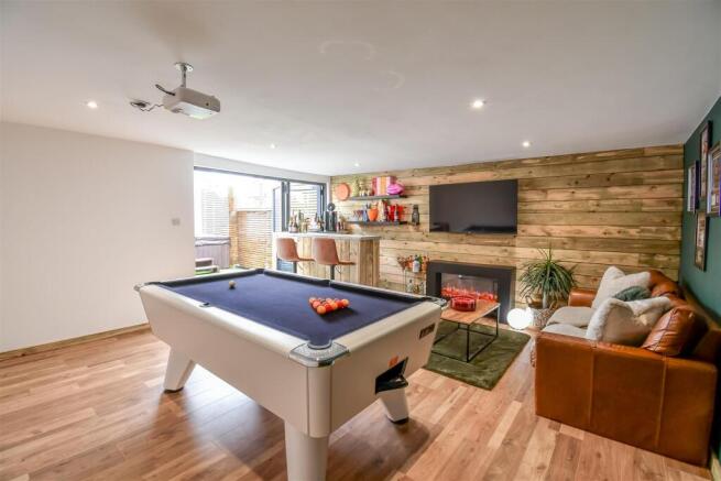 BAR & GAMES ROOM